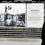 Mostra fotografica sul gioco dei bambini lungo il Muro nel 1963